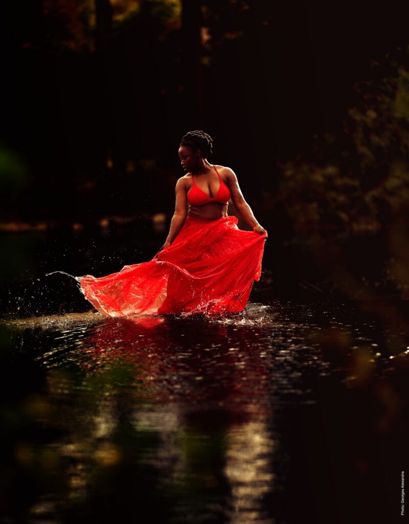 Soraya Ebelle dansant sur l'eau en bustier et jupe à volants